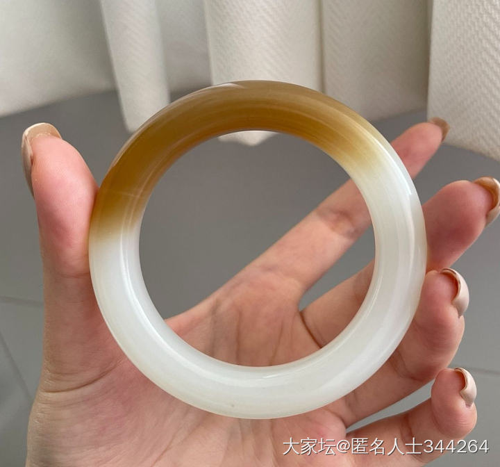 请问这个镯子是且末料吗？_手镯和田玉