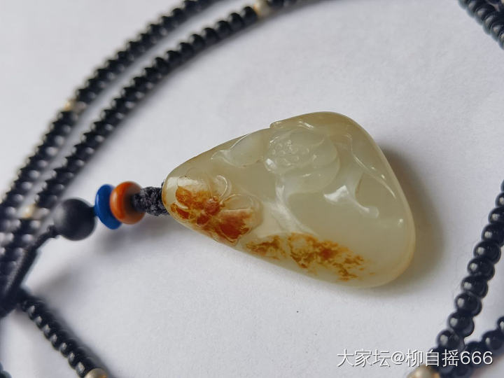 戴了一个冬天的小荷花_和田玉