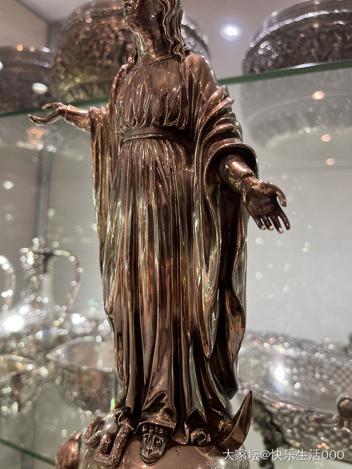 这是一座精美的法国纯银雕像，雕像逼真地描述了圣母玛利亚的形象。实拍照片给大家鉴赏_银器