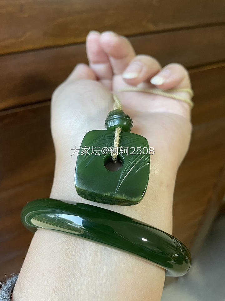 老坑菠菜绿VS碧籽_和田玉
