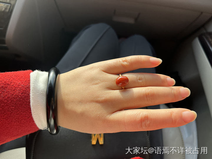 几百块的广西墨玉，配红衣服可还压得住？_手镯和田玉