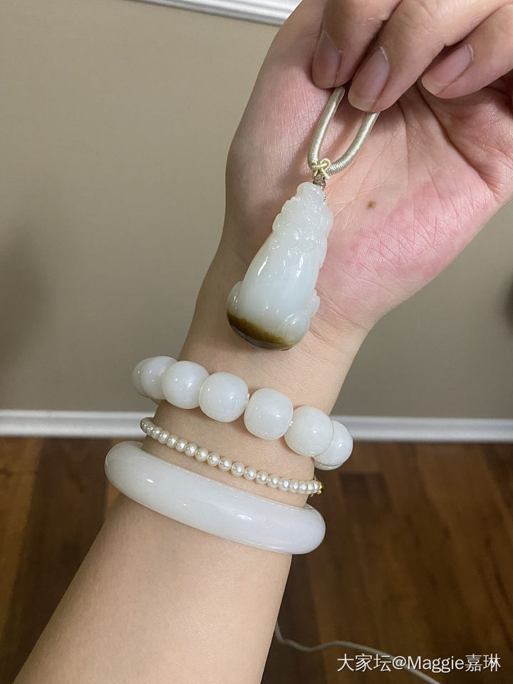 俄白能戴润吗？还是我错觉？_和田玉