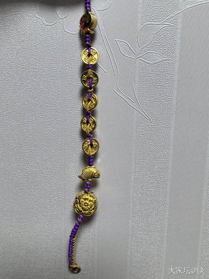 跟风秀个五帝币手串，用紫色和金黄色的绳搭配了一下，还不错_金