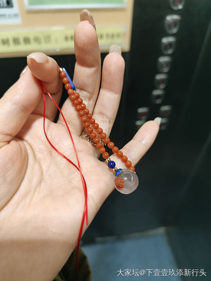 中午回家串了一条小手链_南红