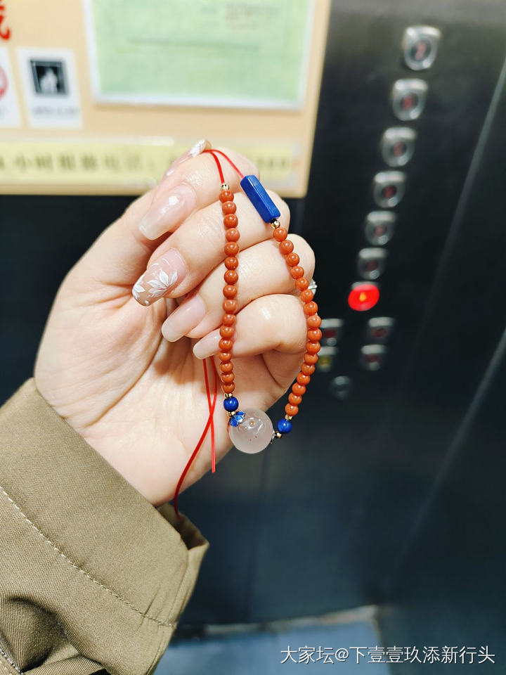 中午回家串了一条小手链_南红