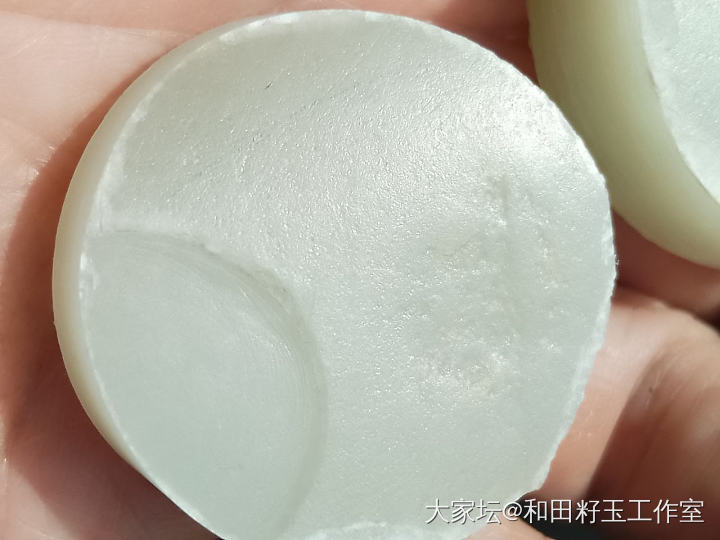 和田玉籽料一块大料出来10个平安扣，先加工好一个样品看看效果吧。_和田玉