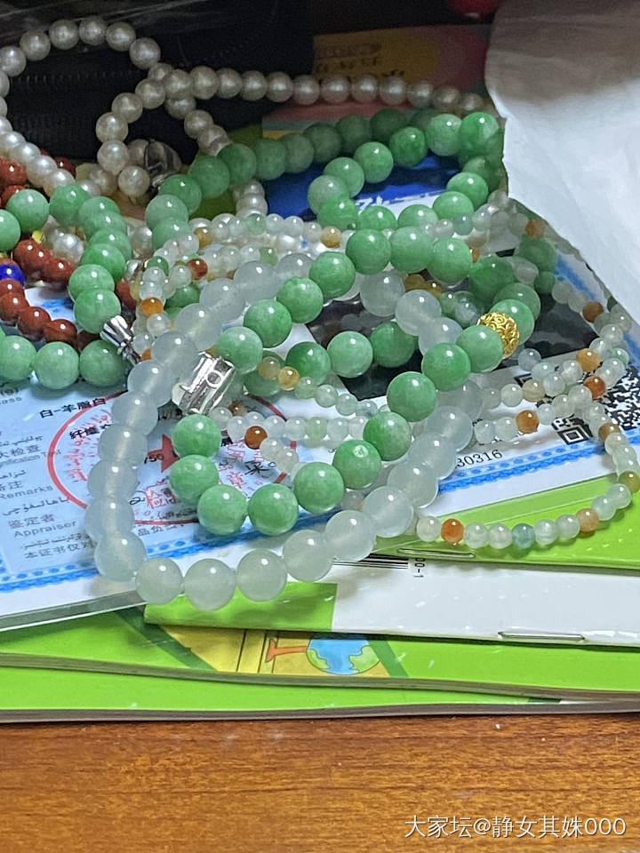 高冰白和糯种绿，卡位价格差不多的情况下，选种还是选色？_翡翠