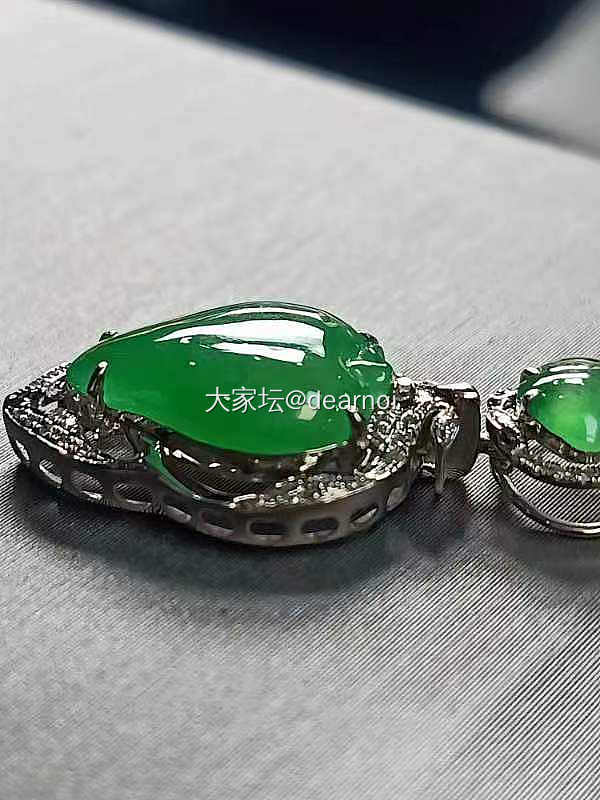 一汪绿，流口水的灵动_吊坠翡翠