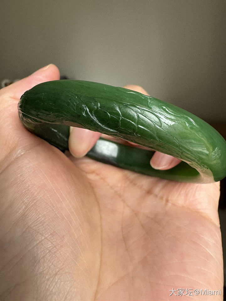 周末在家就是手戴白镯，手盘碧玉镯，视觉享受_手镯和田玉