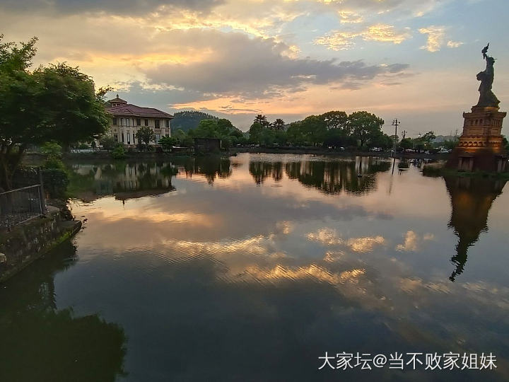 傍晚雨后放晴的山谷_景色旅游