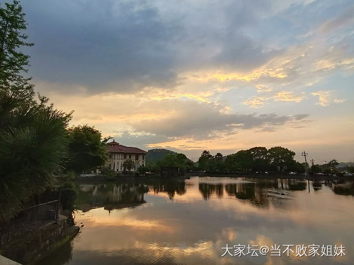 傍晚雨后放晴的山谷_景色旅游