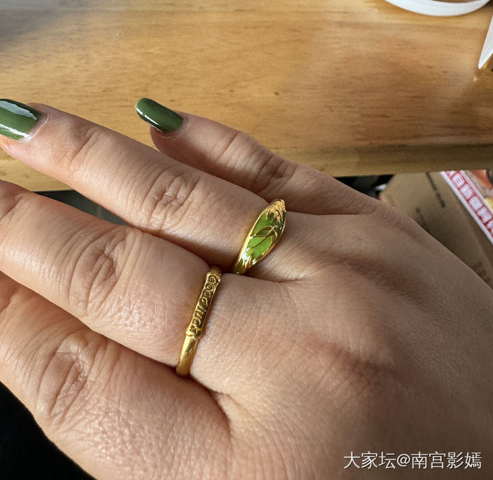 今天的戒指和指甲好配_翡翠金