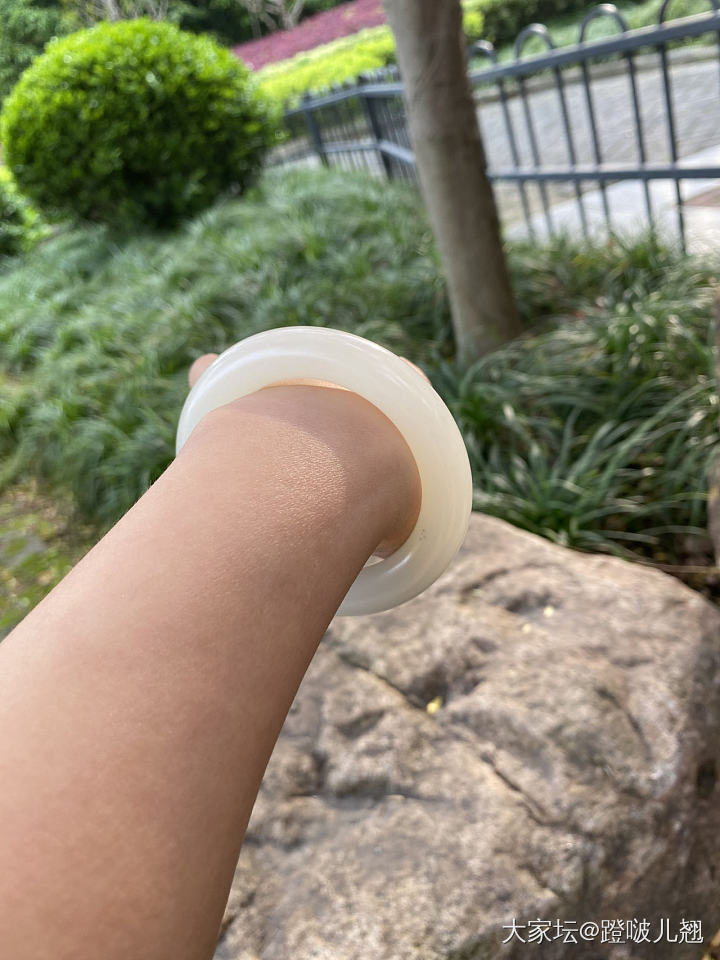 娃在公园捞鱼，我在拍拍拍_手镯和田玉
