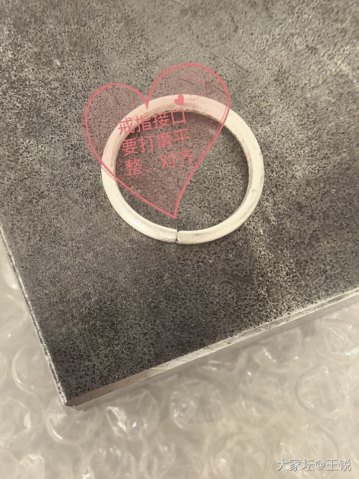 敲敲打打两天 弄出的丑丑ins风💍
最近只要有时间 不是在打银就是在买打银工具的..._饰品制作银