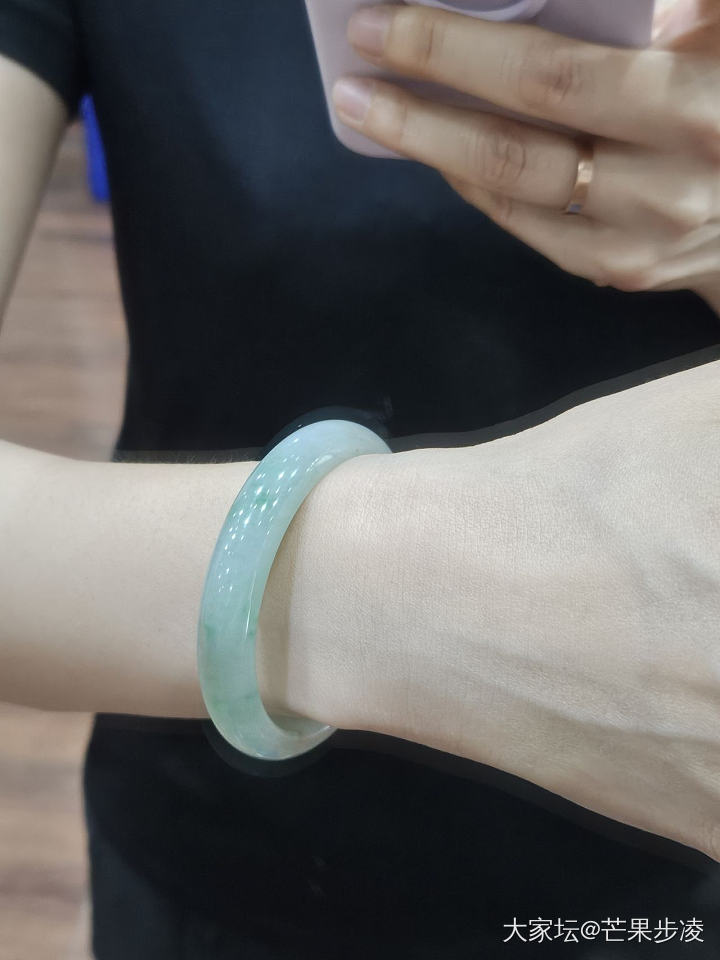 手镯热恋期就是随时都想拍照😂 
顺便安利一下这件波司登的防晒衣，版型不错_翡翠