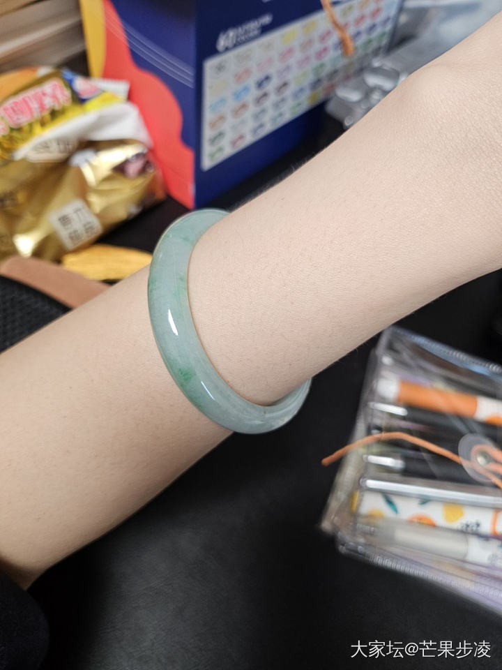 手镯热恋期就是随时都想拍照😂 
顺便安利一下这件波司登的防晒衣，版型不错_翡翠