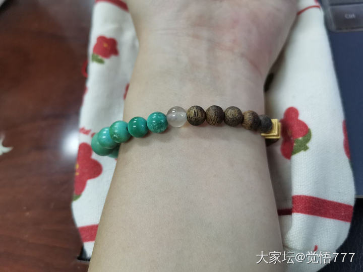 前段时间校长家的沉香珠珠子，翻出了陈年盘过的松石珠，人家的串都是搭配的好好看，我..._沉香