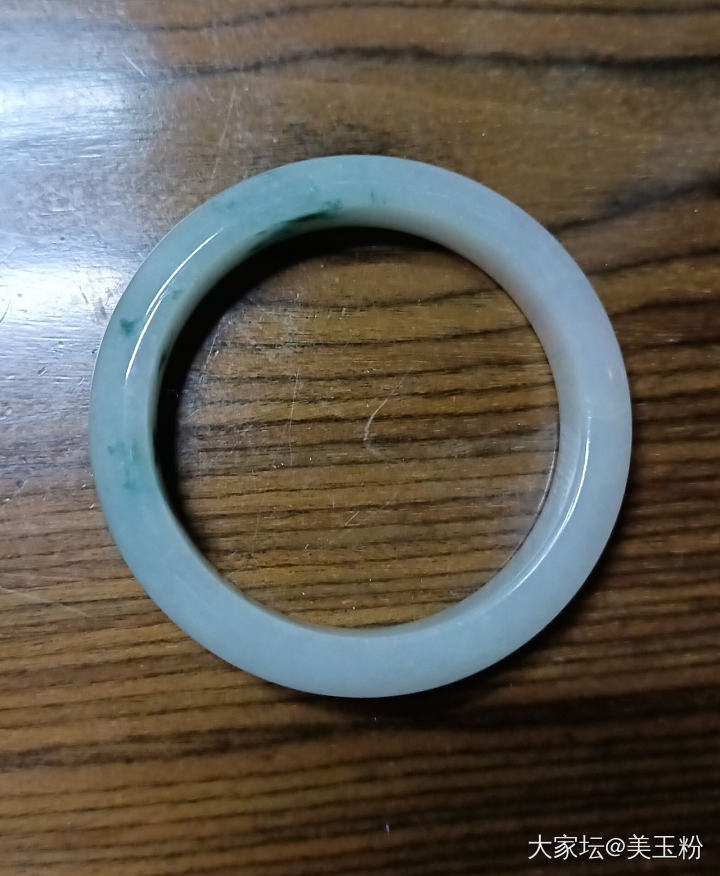 手镯收到了，我随手拍的，看起来和卖家图差别不大_翡翠首饰