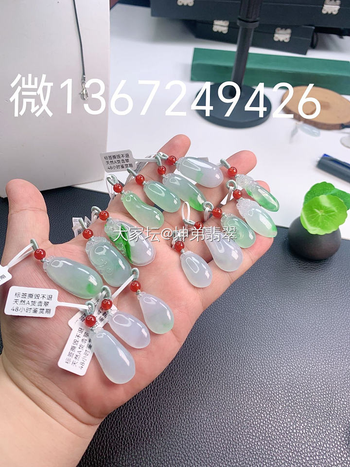 分享下一手福瓜 老坑种  缅料 可单可一手 一手走平均中四位，飘阳绿福瓜小五一开_翡翠