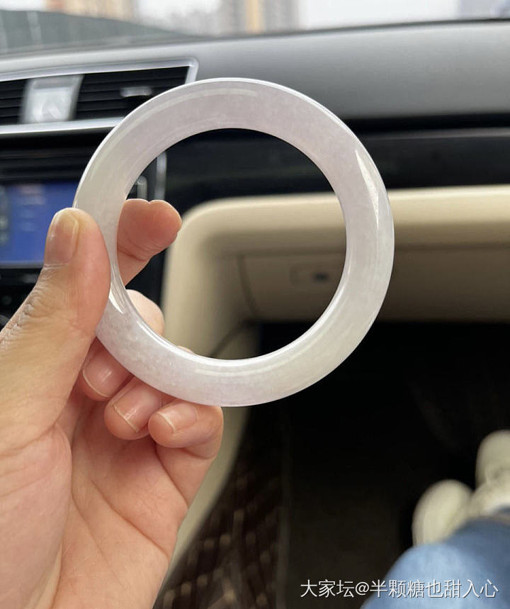 求助～请问大家这个翡翠手镯5万多值吗？_手镯翡翠