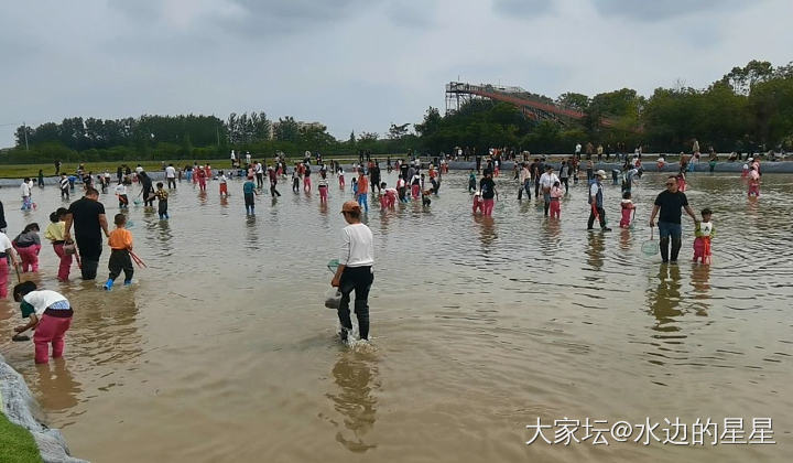 五一捞鱼把手机捞水里了哈哈_闲聊