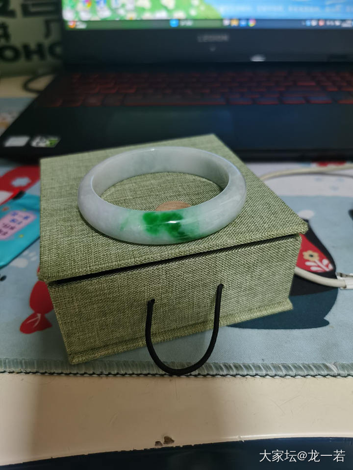 白底青，其实见光死的春带彩，但是这抹辣阳绿值了_手镯翡翠