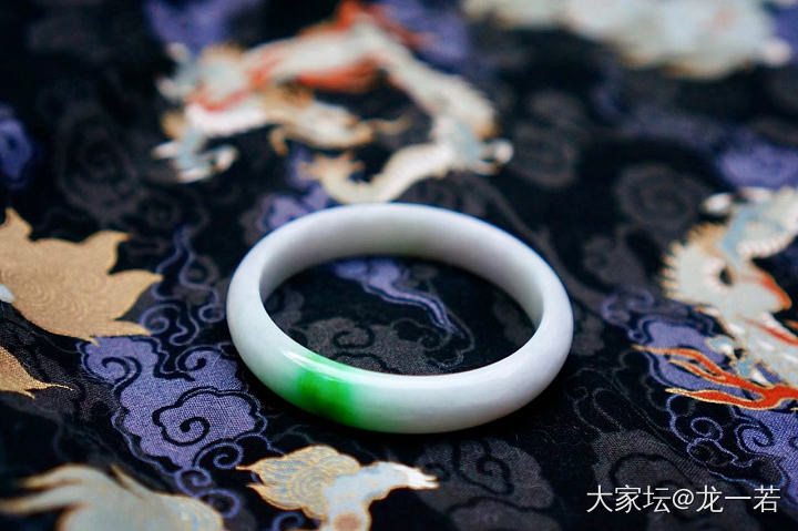 白底青，其实见光死的春带彩，但是这抹辣阳绿值了_手镯翡翠