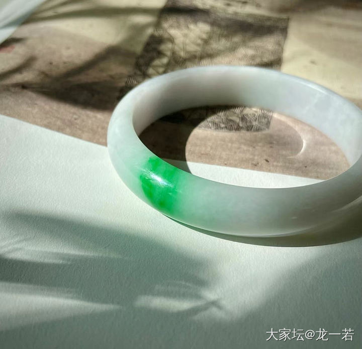 白底青，其实见光死的春带彩，但是这抹辣阳绿值了_手镯翡翠