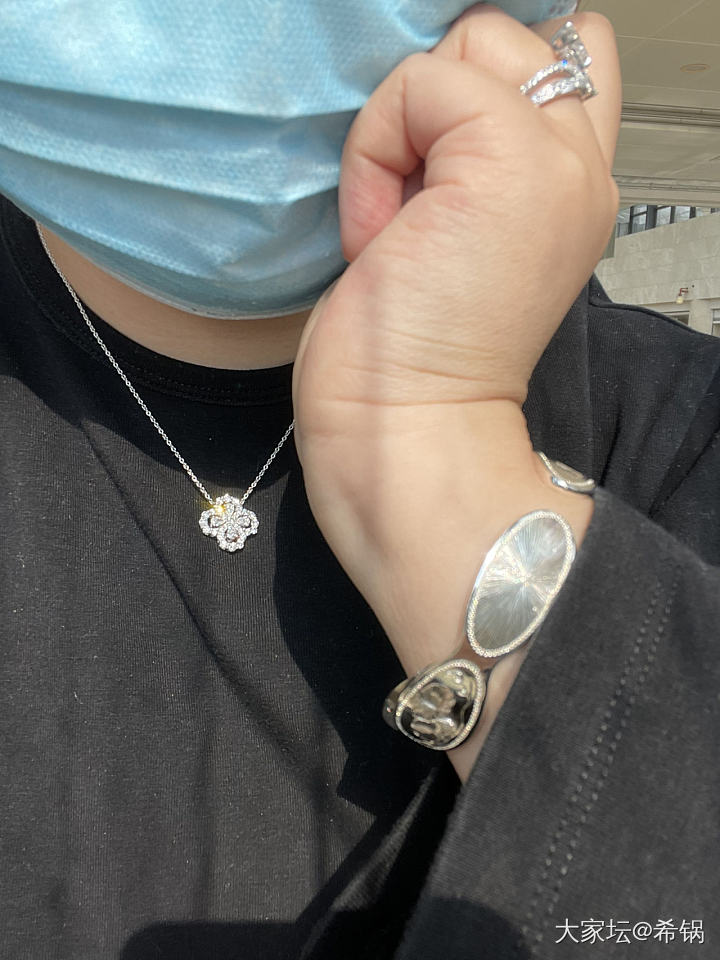 休息下🤪这件黑色T恤存在的价值就是配我这些白色的首饰_钻石银