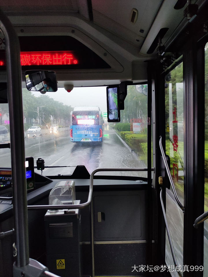 暴风雨来了！屋里黑得晚上一样。
天上黑云如浓烟滚滚，雨点一元硬币那么大，伴随狂风..._生活闲聊