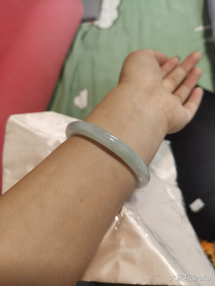 请姐妹们看看，鉴赏期内，留不留？_手镯翡翠