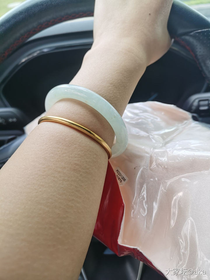 请姐妹们看看，鉴赏期内，留不留？_手镯翡翠