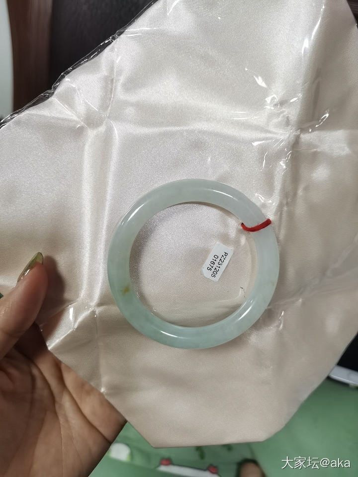 请姐妹们看看，鉴赏期内，留不留？_手镯翡翠