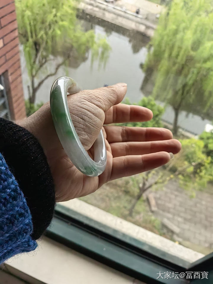 晒一条白底青小圆条_翡翠
