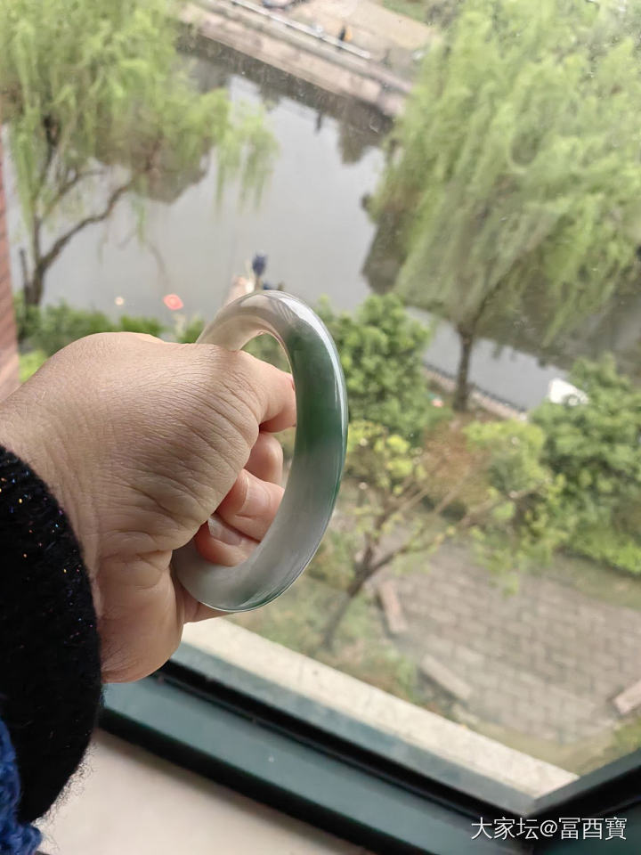 晒一条白底青小圆条_翡翠