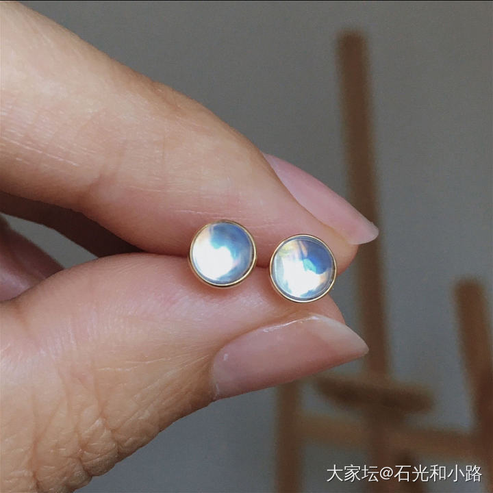 秀一对mini月光石耳钉_彩色宝石