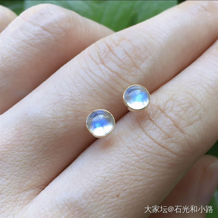 秀一对mini月光石耳钉_彩色宝石