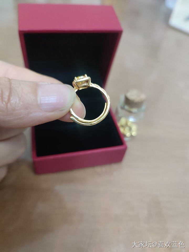 坛二代的小手指也太多肉肉了，跟我一样的圈口，她才6岁呢～_戒指钻石