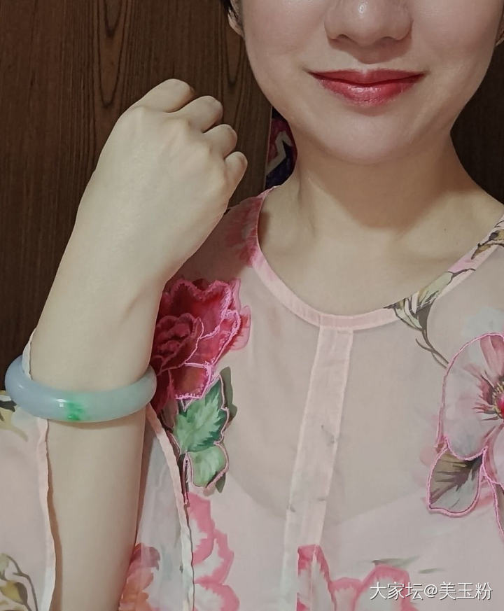 换这个头像里的手镯戴一下，这个是半面美人，一面比较好看一面比较不好看但是有飘绿_翡翠首饰