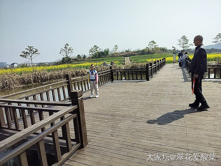 搬回农村之后的生活！
冬天娃在门口放烟花，春天带着娃去山上挖笋村庄里踏春，周末摘..._生活