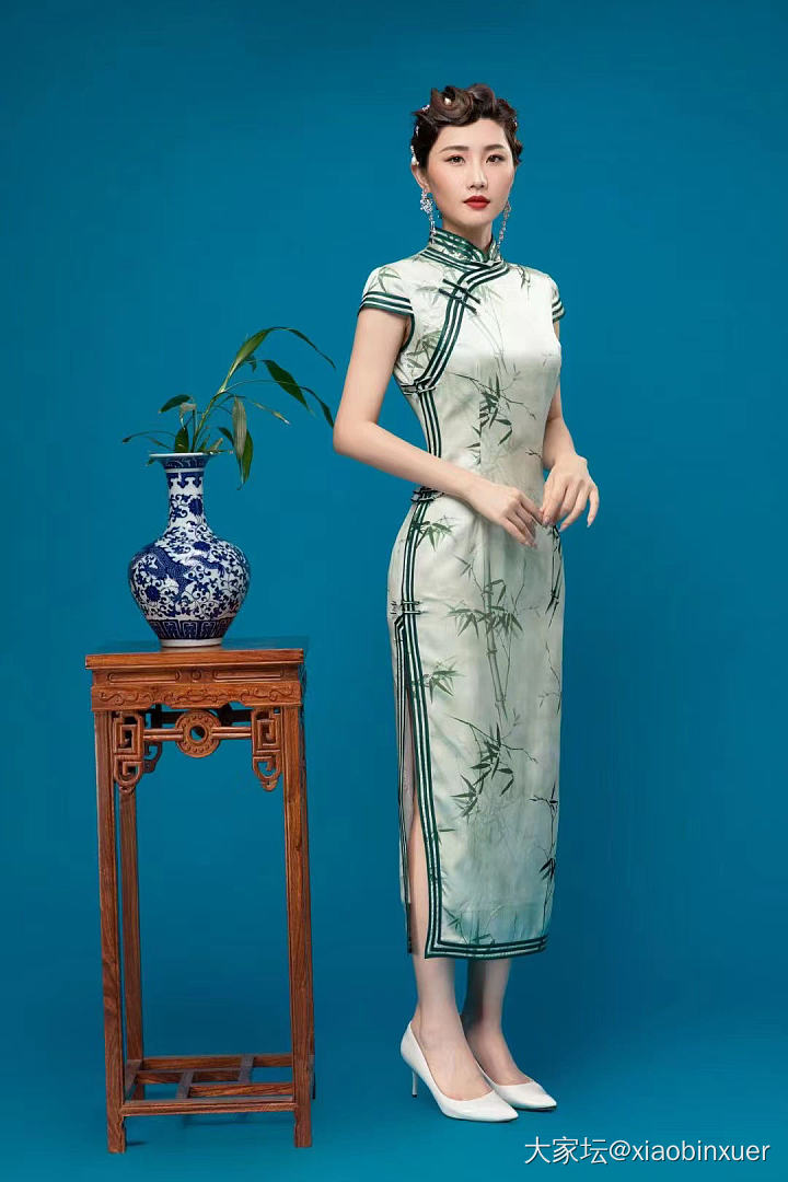 这青花瓷一般的玉镯和这旗袍配吗？儿子要高考了，想搭配一套，美亲们帮我出出主意_穿搭