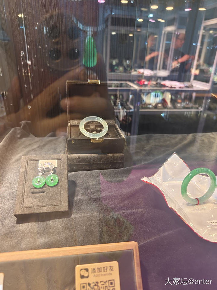 逛展会，碰到一只长在心巴上的镯，可惜买不起_翡翠