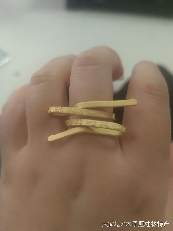 炫舞金收到了，把它扭了一些，可惜没有工具，勉强能看成是个蝴蝶结_金