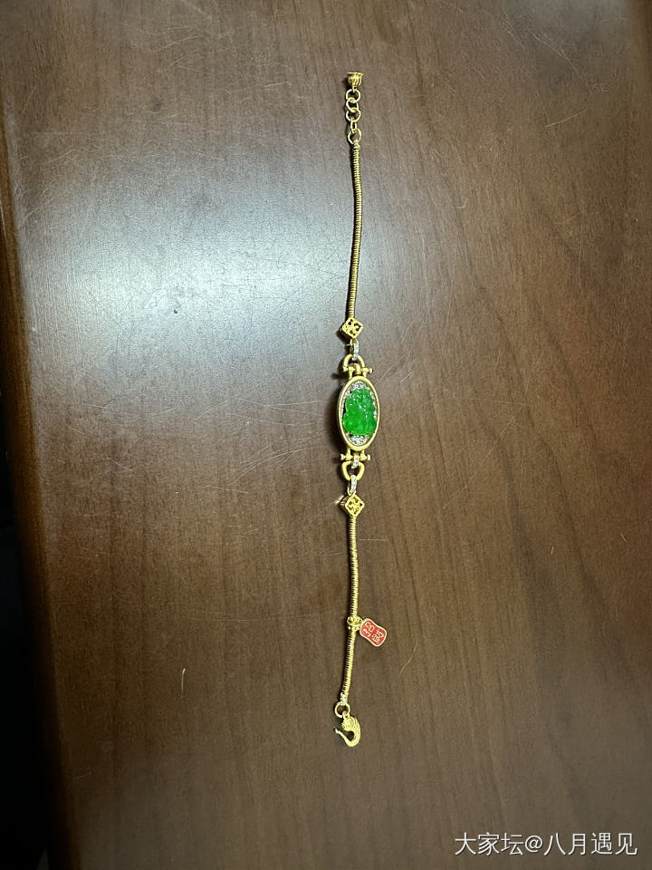 大面积白底上拍的你要还觉得好看，那实物一定不会让你失望吧。_翡翠