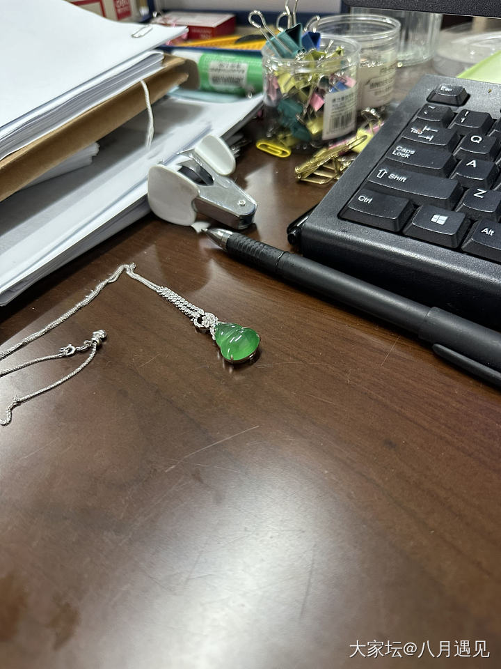 大面积白底上拍的你要还觉得好看，那实物一定不会让你失望吧。_翡翠