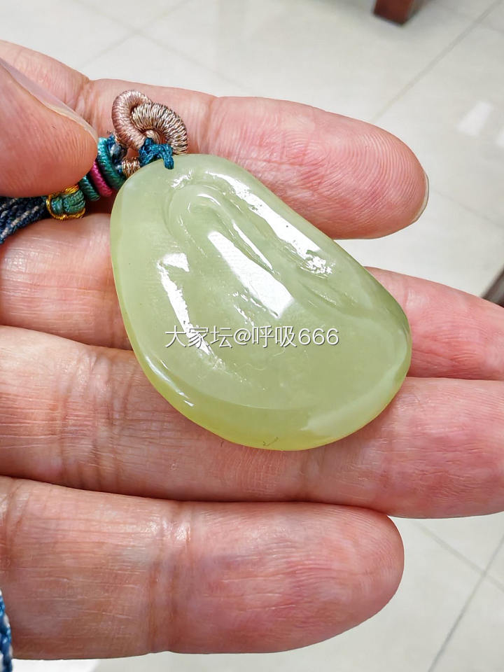 油汪汪的一个鸡油黄小挂件_黄玉和田玉