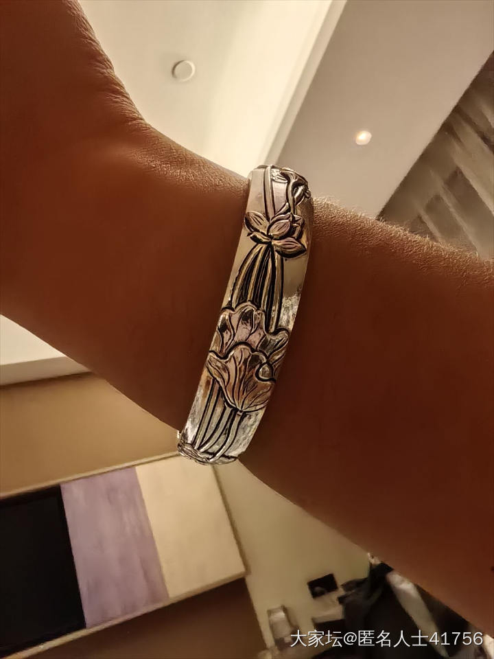 新入手的银手镯，虽然贵但是喜欢_银