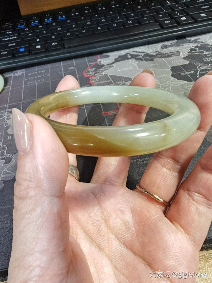 大家好帮我看看八百多值不值_手镯和田玉