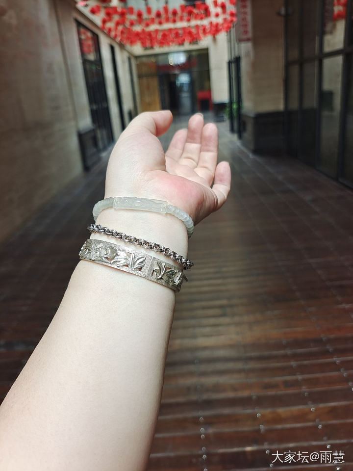 今天的王师傅牡丹镂空镯，还很新，争取尽快戴旧_匠人银