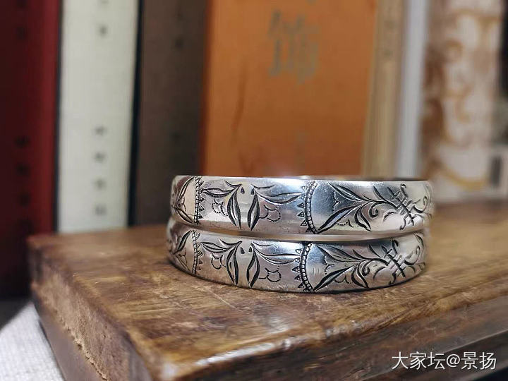 两条斜刻，两种风格。_银
